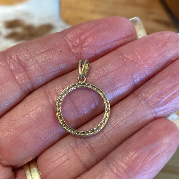 🎉 14K CIRCLE PENDANT ‼️ - Picture 5 of 11